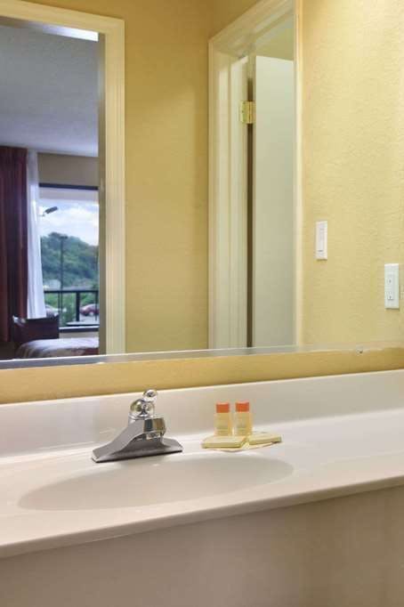 Hotel Days Inn by Wyndham Harriman photo 3