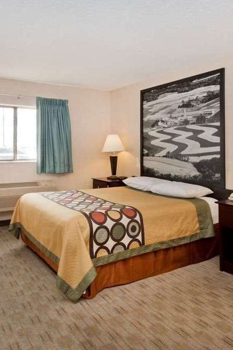 Hotel Super 8 by Wyndham Rochelle photo 1