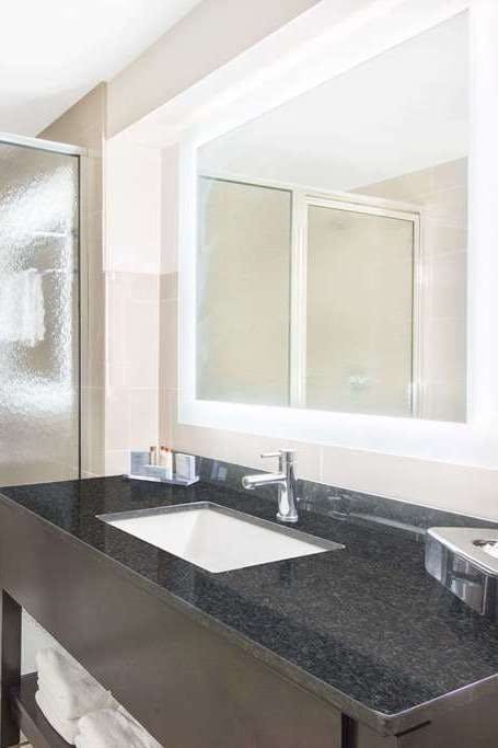 Hotel Wingate by Wyndham Niagara Falls photo 5