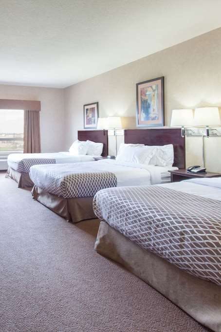 Hotel Ramada by Wyndham Camrose photo 3