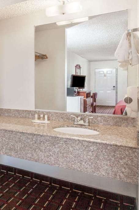 Hotel Days Inn by Wyndham El Reno photo 3