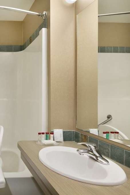 Hotel Ramada by Wyndham Nanaimo photo 4