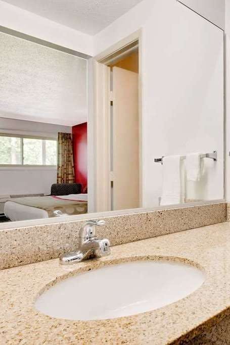 Hotel Ramada by Wyndham Cleveland Airport West photo 4