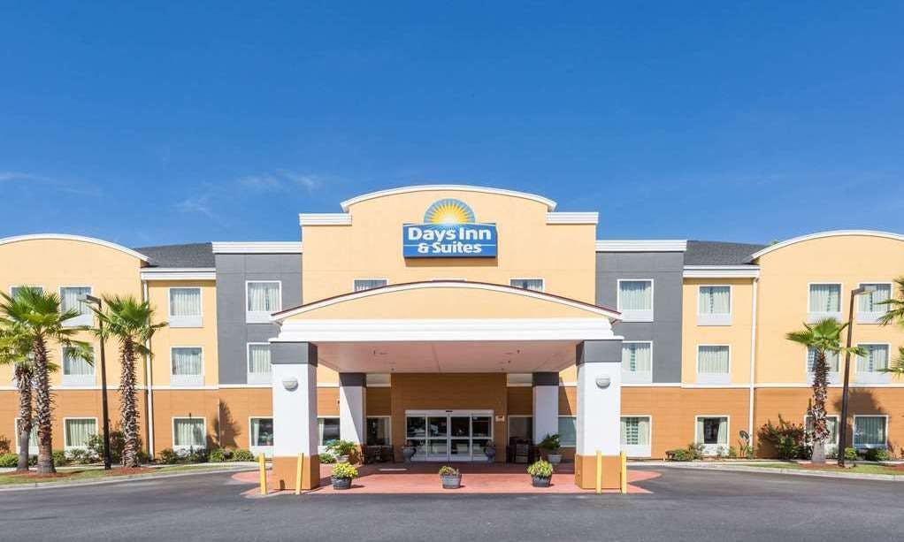Days Inn & Suites by Wyndham Savannah North I-95