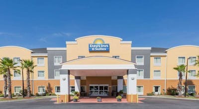 Days Inn & Suites by Wyndham Savannah North I-95