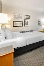 Hotel La Quinta Inn & Suites by Wyndham Dallas - Addison Galleria photo 1