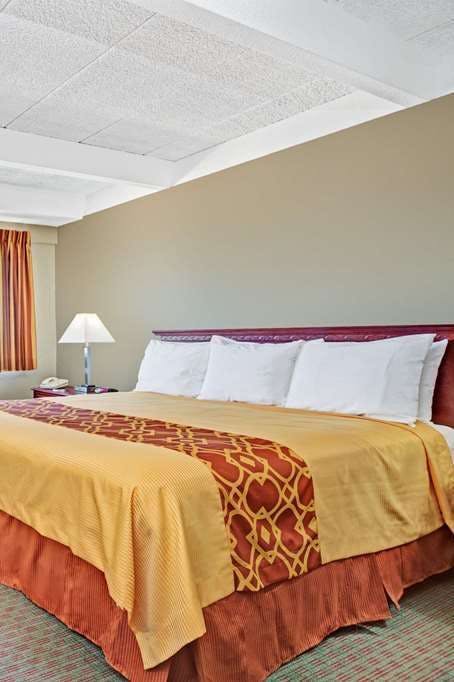 Hotel Travelodge by Wyndham Iowa City photo 2