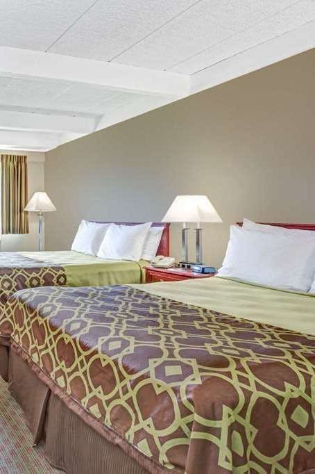 Hotel Travelodge by Wyndham Iowa City photo 3