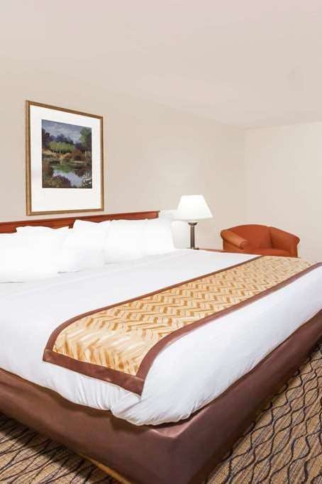 Hotel Baymont by Wyndham Grand Rapids Airport photo 1