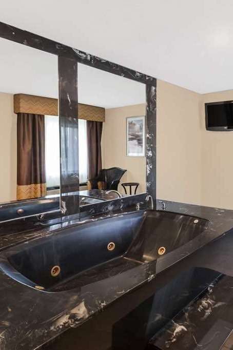 Hotel Baymont by Wyndham Grand Rapids Airport photo 3