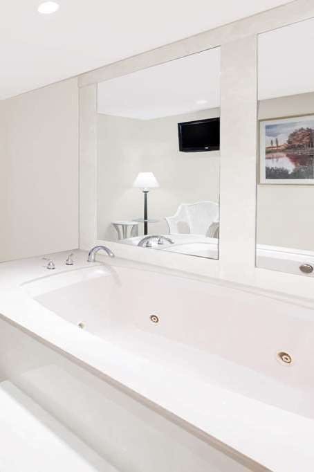 Hotel Baymont by Wyndham Grand Rapids Airport photo 4