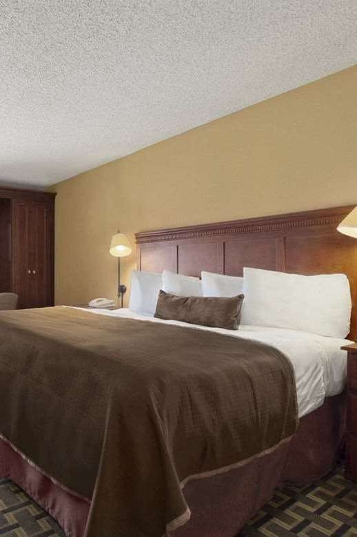 Hotel Baymont by Wyndham Lewisville photo 2