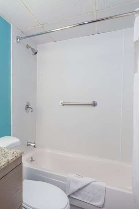 Hotel Howard Johnson by Wyndham Mystic photo 3