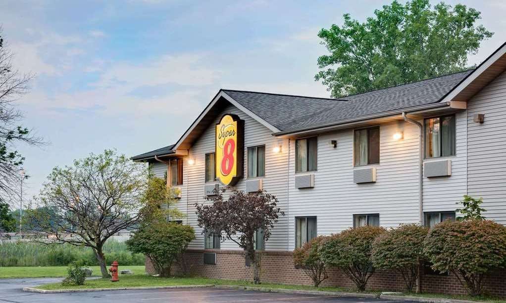 Super 8 by Wyndham Mentor/Cleveland Area