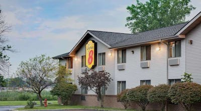 Super 8 by Wyndham Mentor/Cleveland Area