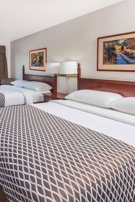 Hotel Super 8 by Wyndham High River AB photo 1