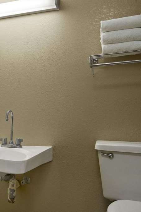 Hotel Super 8 by Wyndham Tupelo Airport photo 4