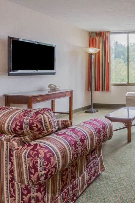 Hotel Ramada by Wyndham Triangle/Quantico photo 3