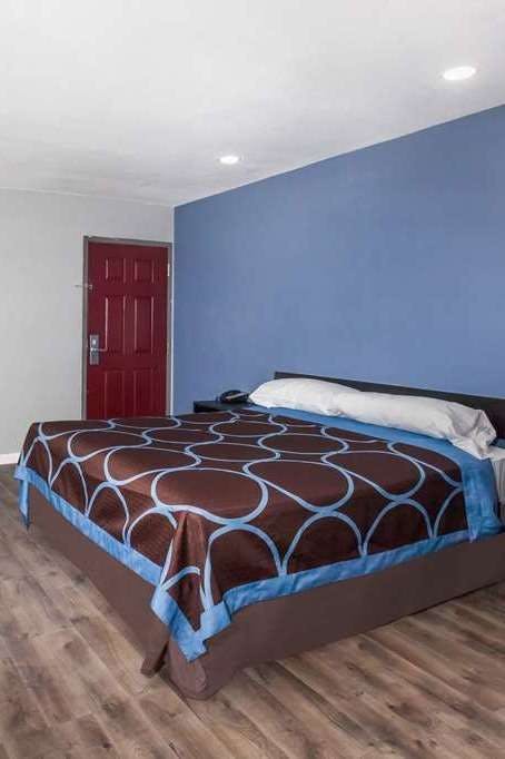 Hotel Super 8 by Wyndham Visalia photo 1