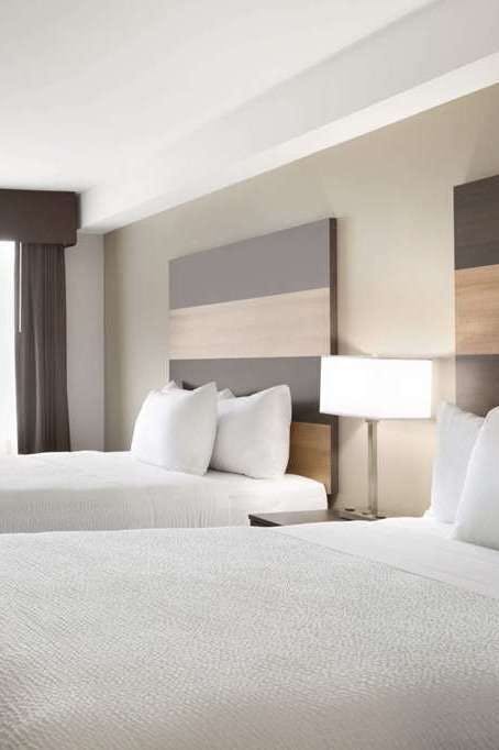 Hotel Days Inn and Suites Lindsay photo 2