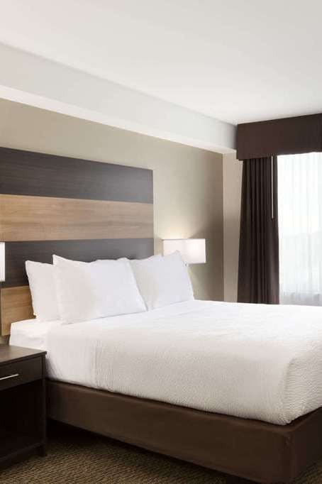 Hotel Days Inn and Suites Lindsay photo 1