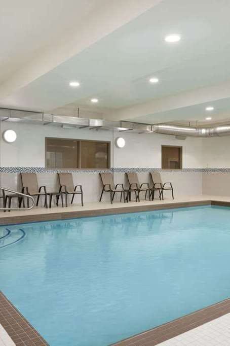 Hotel Days Inn and Suites Lindsay photo 5