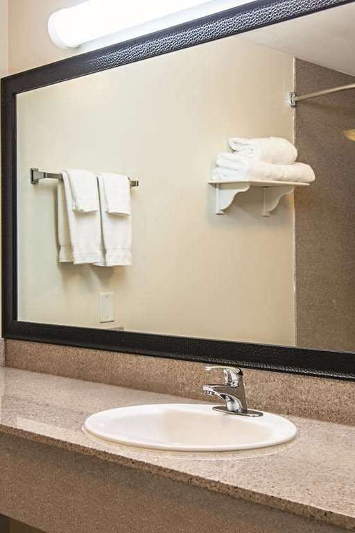 Hotel La Quinta Inn by Wyndham Vancouver Airport photo 5