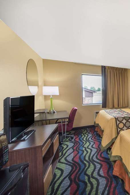 Hotel Super 8 by Wyndham Farmington photo 3