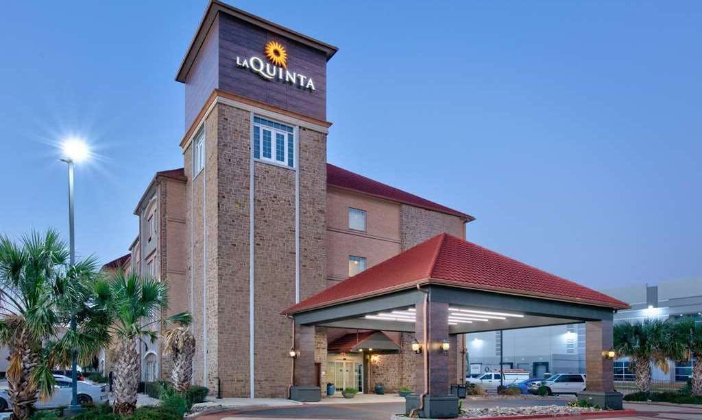 La Quinta Inn & Suites by Wyndham Dallas Grand Prairie South