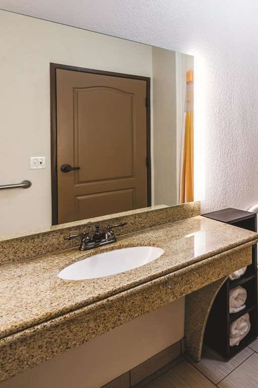 Hotel La Quinta Inn & Suites by Wyndham Dallas Grand Prairie South photo 4