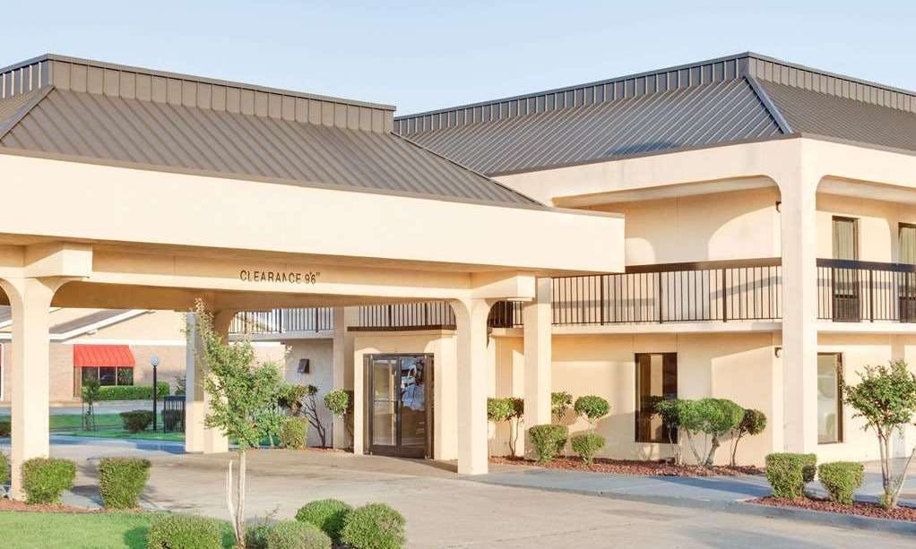 Days Inn by Wyndham Greenville MS