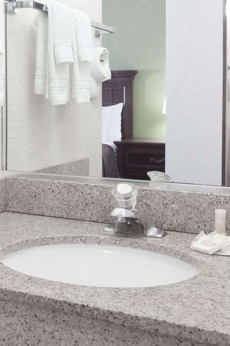 Hotel Days Inn by Wyndham Sarasota I-75 photo 4