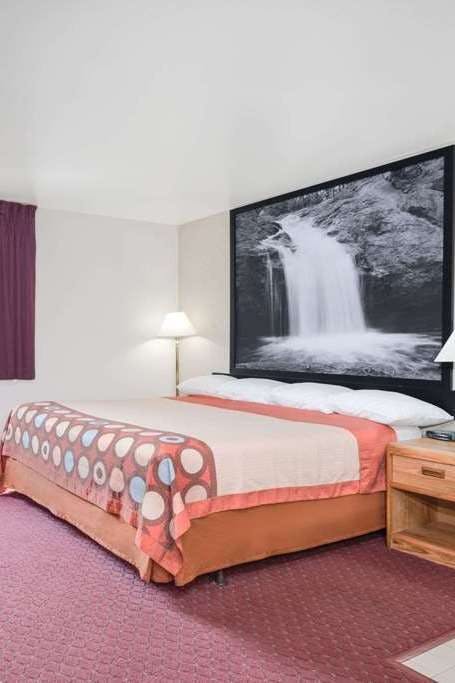 Hotel Super 8 by Wyndham Tomah Wisconsin photo 1