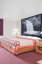 Hotel Super 8 by Wyndham Tomah Wisconsin photo 1
