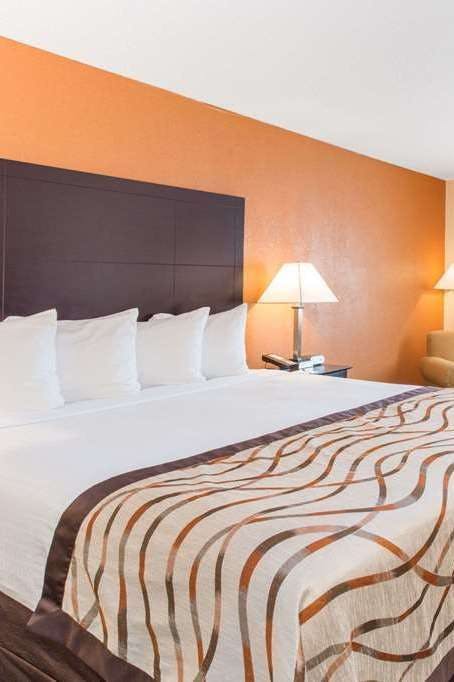 Hotel Baymont by Wyndham Muskegon photo 1