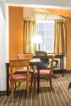 Hotel Baymont by Wyndham Muskegon photo 5