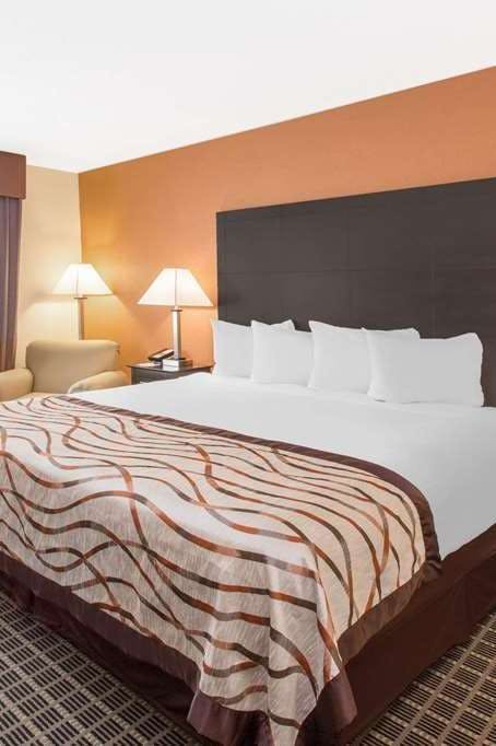 Hotel Baymont by Wyndham Muskegon photo 2