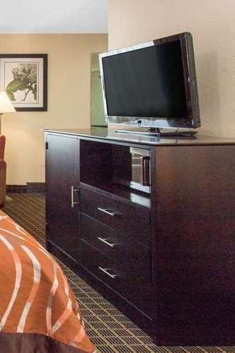 Hotel Baymont by Wyndham Muskegon photo 4