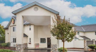 Super 8 by Wyndham Cloverdale Wine Country