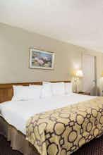 Hotel Baymont Johnson City photo 1