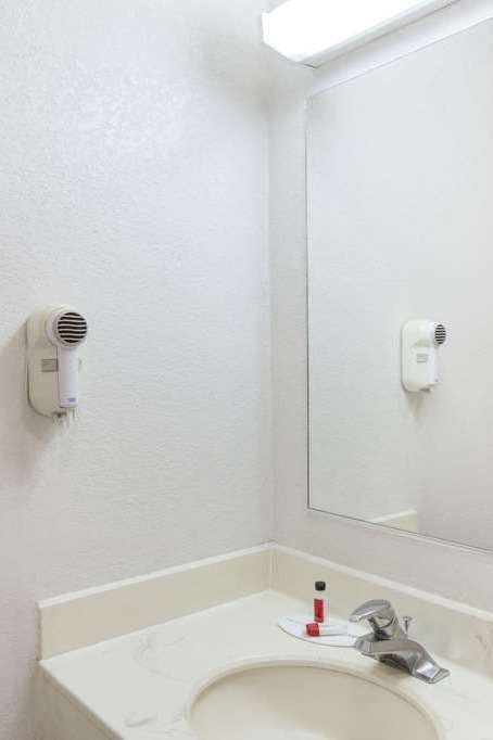 Hotel Travelodge by Wyndham Los Banos CA photo 5