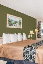 Hotel Travelodge by Wyndham Los Banos CA photo 1