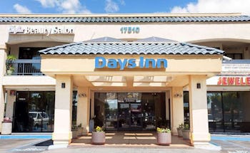 Days Inn & Suites by Wyndham Artesia