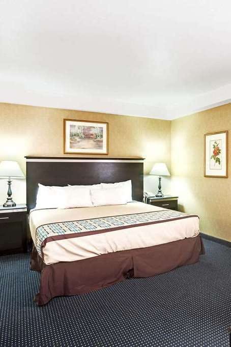 Hotel Days Inn & Suites by Wyndham Artesia photo 1