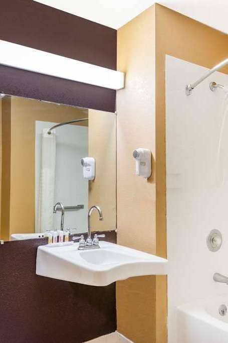 Hotel Days Inn by Wyndham Anderson IN photo 4