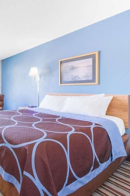 Hotel Super 8 by Wyndham Burlington photo 1