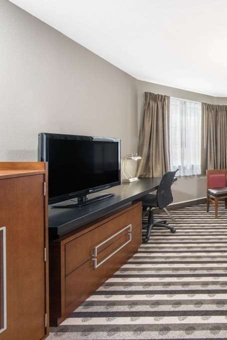 Hotel Ramada by Wyndham Springfield North photo 3