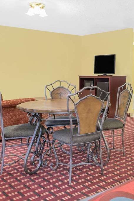 Hotel Super 8 by Wyndham Kerrville TX photo 5