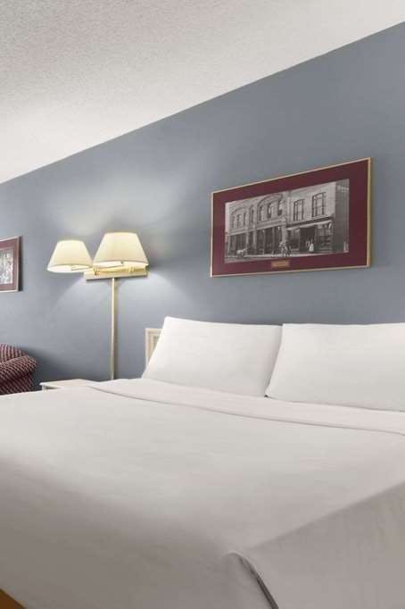 Hotel Travelodge by Wyndham Calgary South photo 1