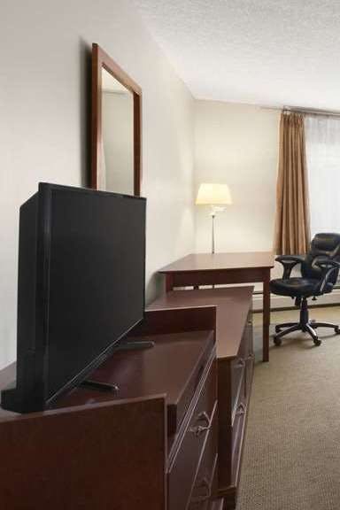Hotel Travelodge by Wyndham Calgary South photo 3